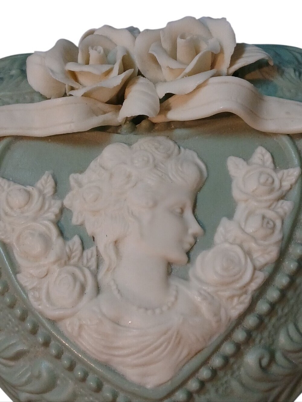 Vintage Ceramic & Faux Ivory Roses & Ladies Bust Jewelry Box Shaped Like A Heart - Picture 8 of 15